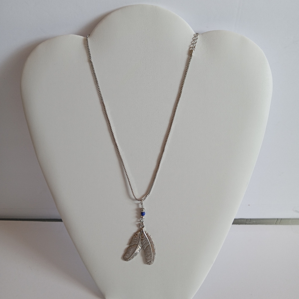 VTG Southwesten 2Dangle Feathers18" Silvertone Chain Necklace Blue Bead Accent